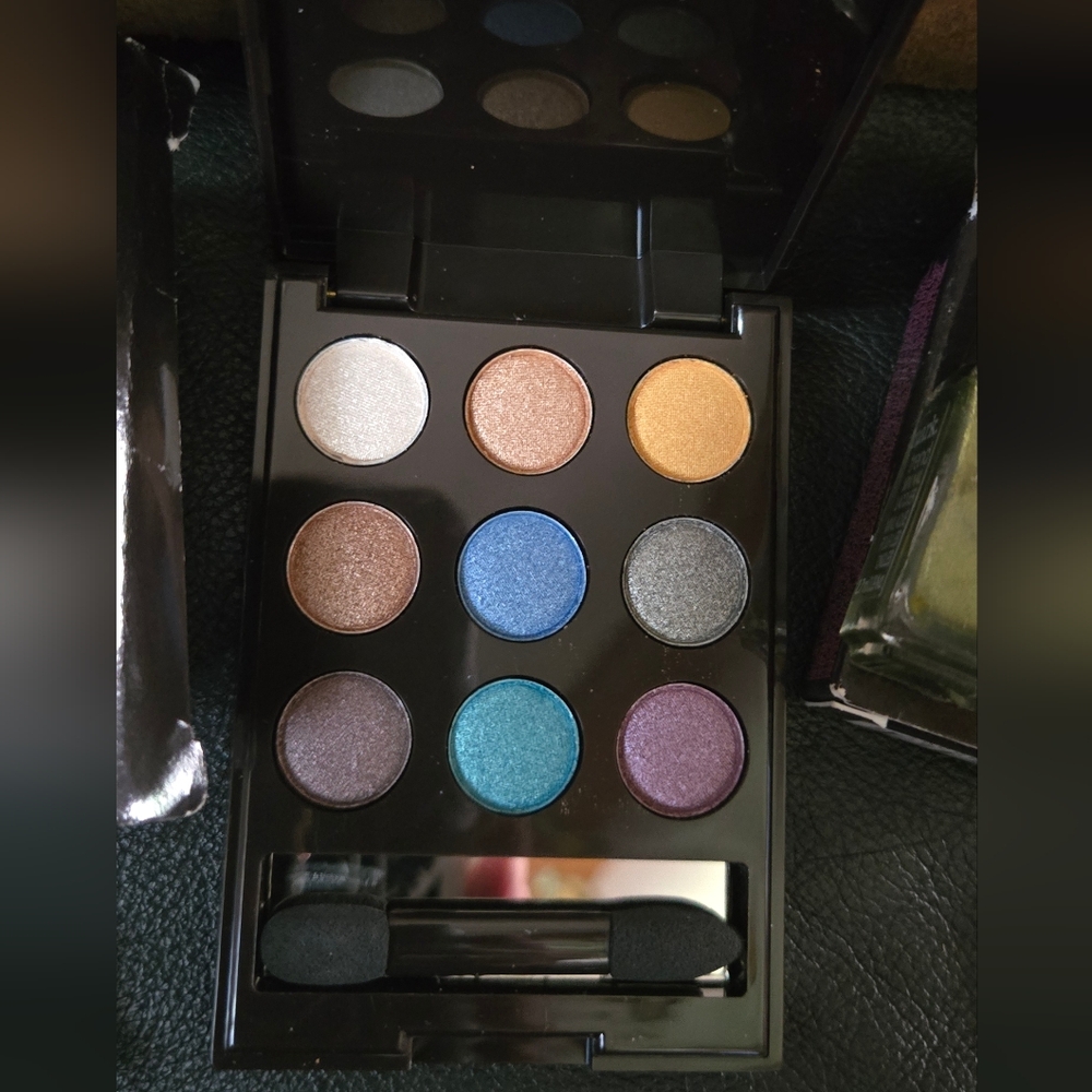 mark. Vibrant Eyeshadow Palette & Mini Metalic Nail Lacquer Duo HOST PICK!🎉🎊 - Picture 2 of 3